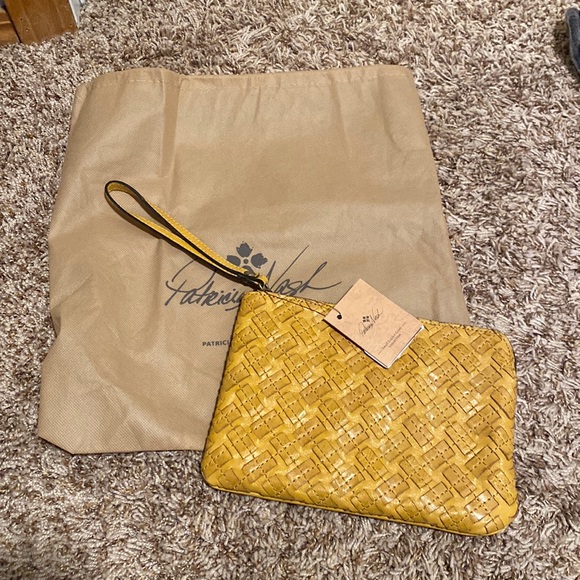 NWT Patricia Nash Wristlet - Picture 1 of 1